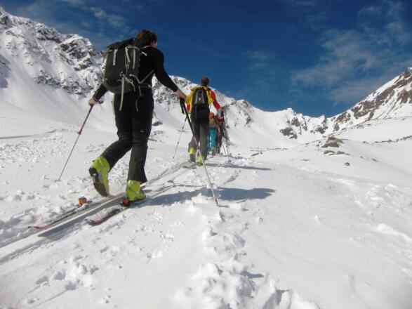 Aufstieg durch das Steintal. Den flachen Schneesattel in der rechten Bildhälfte gilt es zu erreichen. Links davon wird zum ersten Mal der unspektakuläre Gipfel der Steintalspitzen sichtbar.