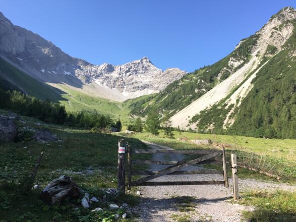 Weg zur Oberzalimhütte. Im Hintergrund der Oberzalimkopf