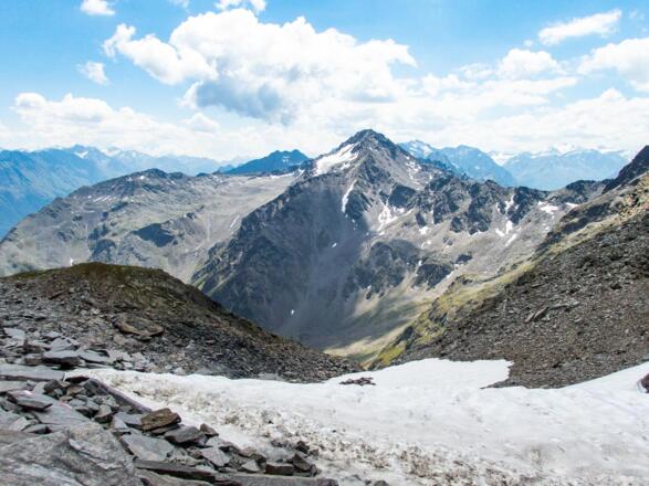 Blick von der Feilerscharte. Hier kann wer mag ein Rucksackdepot anlegen und mit leichten Schultern den Gipfel erklimmen.