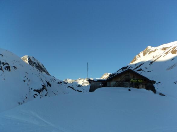 Die Alpeinalm 2.042 m, im Hintergrund die Franz Senn Hütte 2.147 m