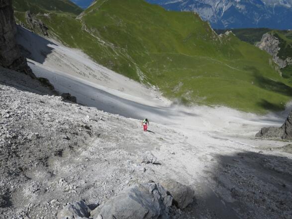 ... ist der Weg wieder ausgeprägt, der Untergrund fester.