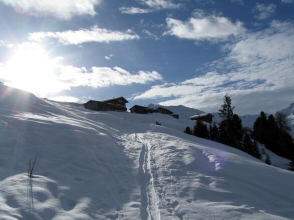 Die Hütten der Fiderissalm kommen in Sichtweite.