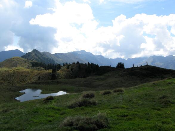 Blick hinunter auf den Salfainssee.