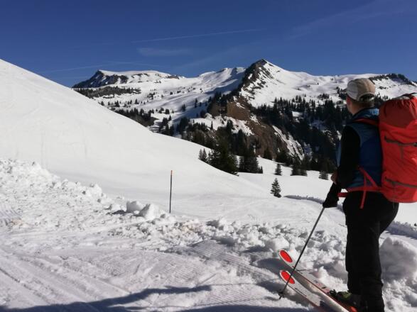 Blick vom Fürkele - Links vom aperen Grat die Mellenköpfe in Bildmitte