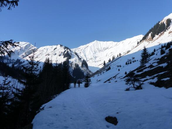 Nach gut 1,5 km öffnet sich das Sommerbergtal und gibt Blicke auf die Bergwelt frei.