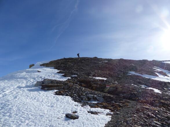 Nach der Steilstufe geht es über das flache Plateau zum Gipfel.