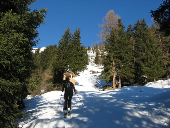 Hier ist die kleine private Hütte (Nicht im Bild) danach erreicht man freie Hänge.