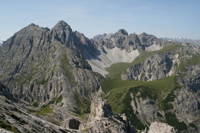 Grandioser Blick von der Nockspitze auf die "Dolomiten Nordtirols" mit dem Lizumer Kar. Markant ragt die Marchreisenspitze empor.