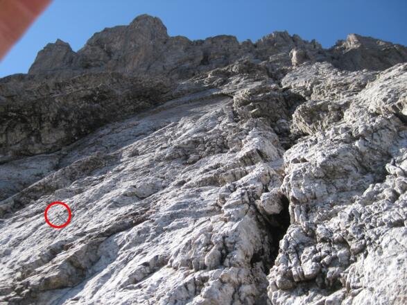 Dieser Bohrhaken gehört nicht zur Route!  Man bleibt im tiefen Riss.