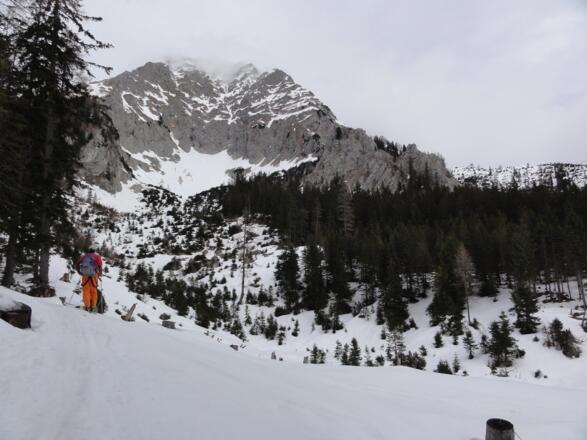 Kar unter der Pyhrgas Südflanke, Route führt hinter Felsturm in Bildmitte vorbei