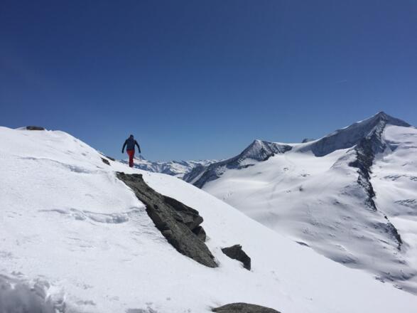 Rechts der Venediger, unter dem rechten Arm der Großglockner