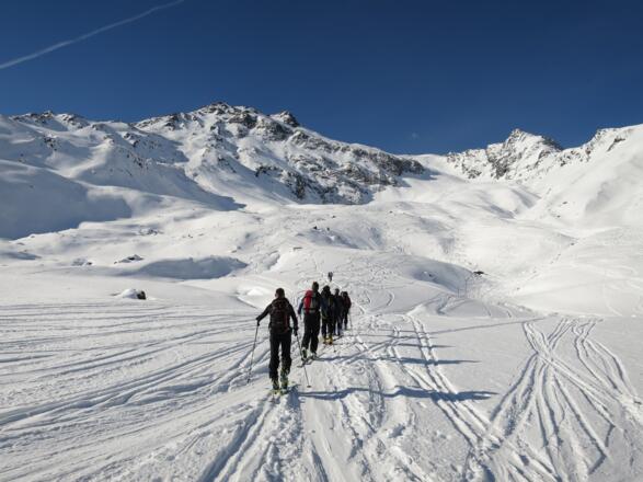 ... weitläufiges, mäßig steiles Gelände. Zielpunkt ist der Taleingang links unter den Kamplschröfen (ganz rechts).