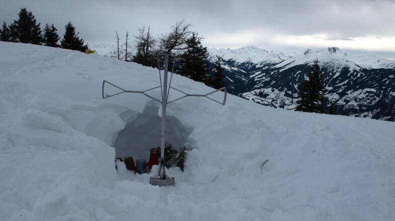Der liebliche Gipfel. Das Kreuz muss manchmal ausgegraben werden (gell HIS) und steht zur Mahnung an alle Bergsteiger!