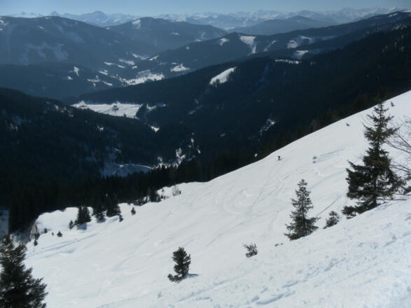 schöne Firnhänge mit Blick zum Kohlegg-Hof.