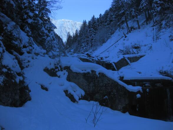 Immer wieder sind Bachverbauungen zu überwinden.