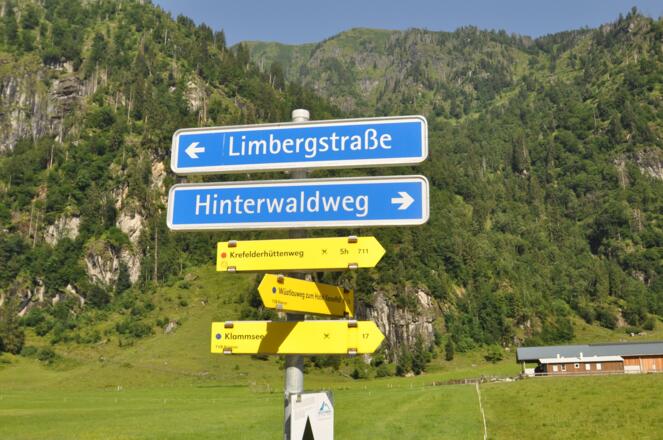 Startpunkt der Tauerntour: Die Bushaltestelle "Hinterwald"