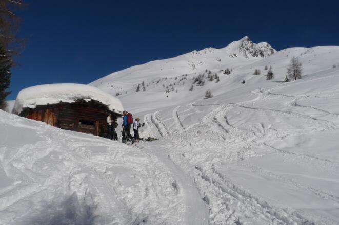 Bei einem kleinen Heustadl tut eine Rast gut.