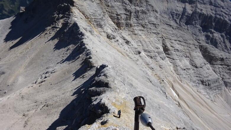 Drahtseilsicherungen am Weg hinunter zum Schlauchkarsattel.
