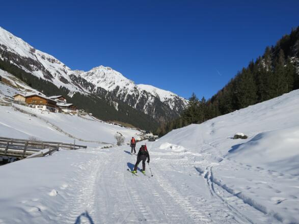Der Weiler Seduck und der Parkplatz sind in Sicht, ein phantastischer Tourentag geht zu Ende.