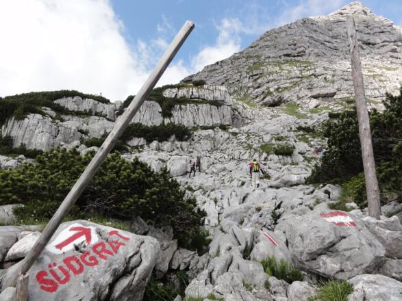 Weg im Karst nicht verlassen - Dolinen mit Absturzgefahr