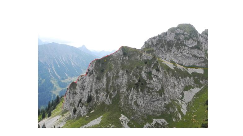 Verlauf der Route (rot) und der beiden Abstiegsvarianten (orange). Abnschnitte, Ansicht von NO (Zwerchwand). Nicht einsehbare Abschnitte der Tour sind gestrichelt eingezeichnet.