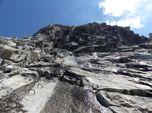 Obwohl viele Tritte, ist der Klettersteig durchaus ausgesetzt.
