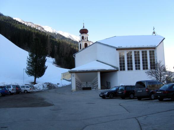 Der Parkplatz beim Vidum hinter dem Kirchenwirt.