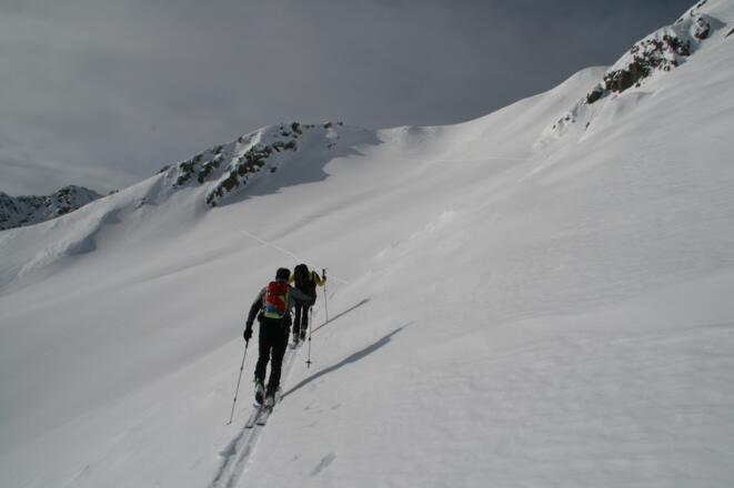 Bis zum Kamm, der bereits sichtbar ist, müssen noch durchwegs steile Hänge überwunden werden.