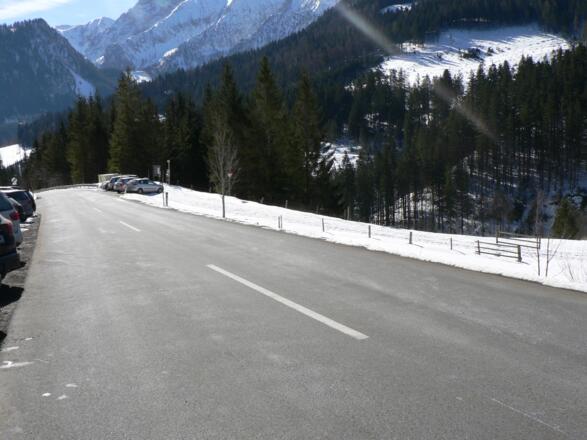 Der Parkplatz unterhalb der Karlhütte an der Hengstpassstraße