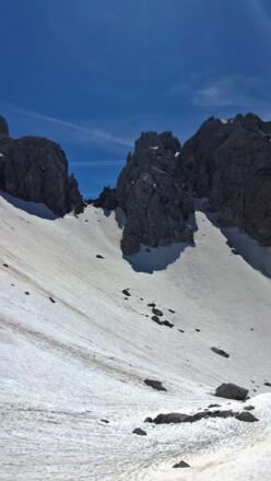 Die Grünsteinscharte kann auf ihrer Nordseite bis in den Sommer hinein mit Schnee bedeckt sein.