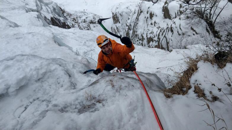 Im Nachstieg am oberen Ende der ersten, langen Seillänge.