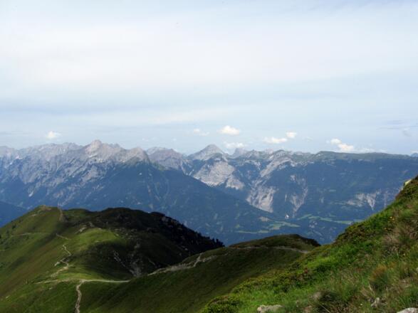 Rückblick zum sehr schönen Wegverlauf. Der Steig ist exzellent in Schuß.