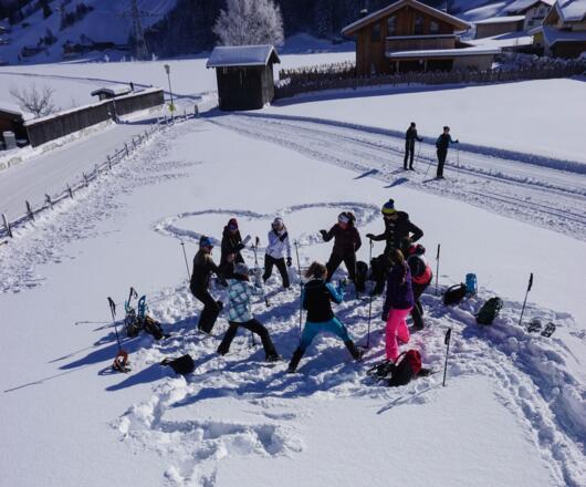 Am Weg gibt es verschiedene Plätze die zum Spielen einladen