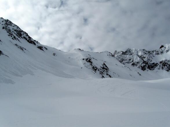 Einsicht in den steilen Nordhang über den die Route hinaufzieht