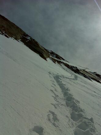 Abstieg über die Schneerampe in Gratmitte