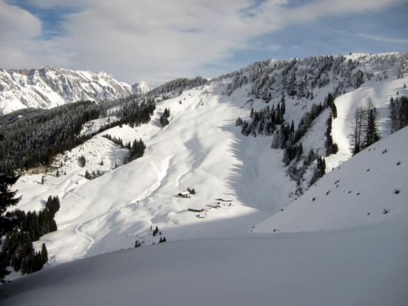 Blick nach Nordosten zur Marbachhöhe und die Geralm. Im Hintergrund der Hochkönig.