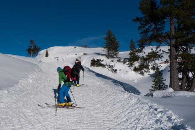 Einer der zahlreichen kurzen Gegenanstiege bei der Abfahrt zur Gjaid Alm