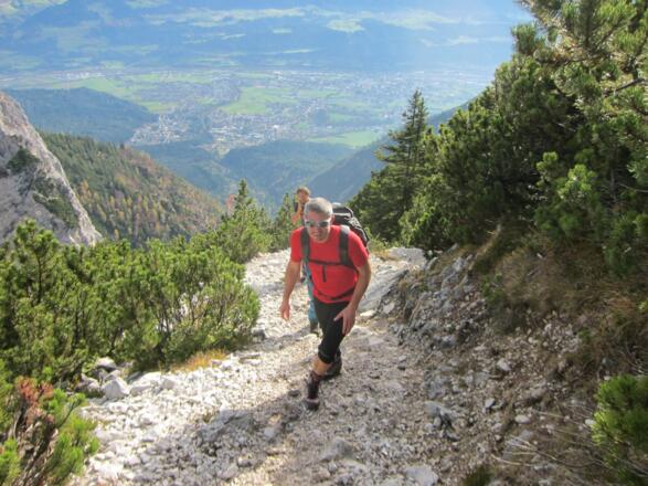 Ein großer Teil des Weges verläuft durch Latschengassen. Unten das Inntal mit Absam und Hall in Tirol.