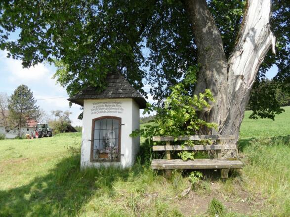 Marterl unter einem Baum
