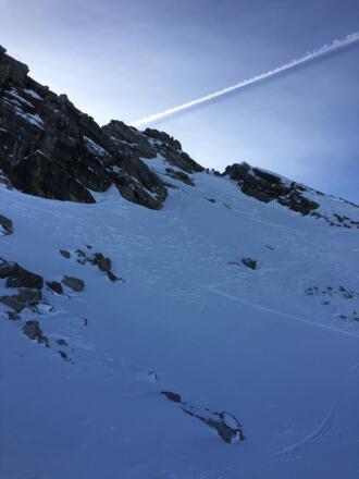 Gipfelhang mit Skidepot