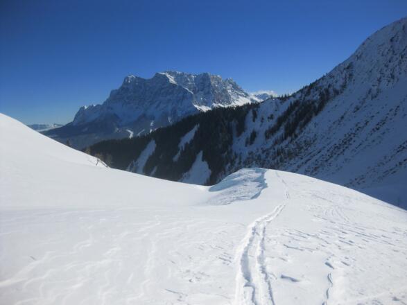Rückblickend: Die Zugspitze taucht auf.