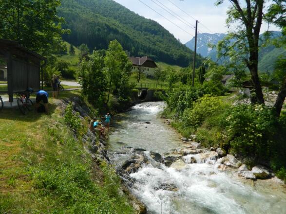 Rast- und Badeplatz in Ramsau, im Hintergrund das Sengsengebirge