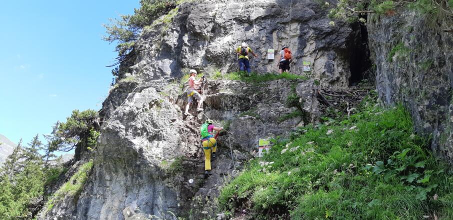 Die erste Steilwand bietet drei Varianten in unterschiedlichen Schwierigkeitsgraden.