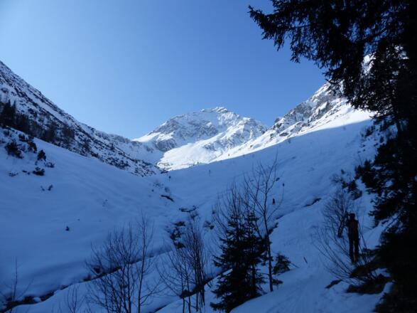 Mit Blick auf den Ortkopf weitet sich das Sommerbergtal.
