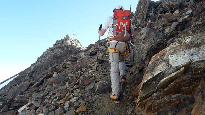 Gipfelkreuz von Silvrettahorn in Sicht