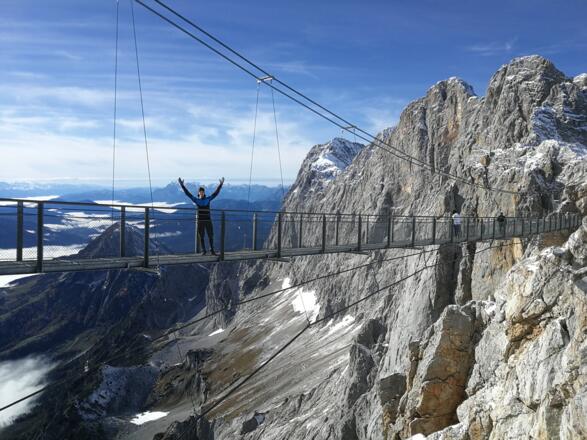 ... die Hängebrücke mit Blick zum Hohen Dachstein ...