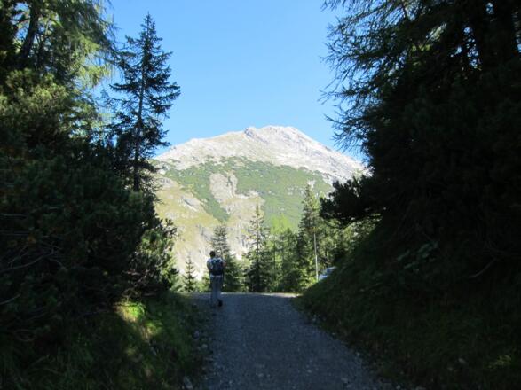 Am Issjöchl (1668 m). Von hier geht es leicht abfallend hinunter in den Issanger (1626 m).