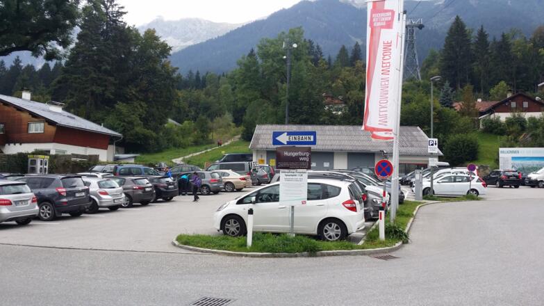 Der gebührenpflichtige Parkplatz bei der Nordkettenbahn. Hinten links erkennbar ist der Start der Tour.