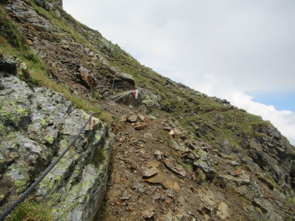 Umrundung des Gipfels auf der Südseite zum Rottörl