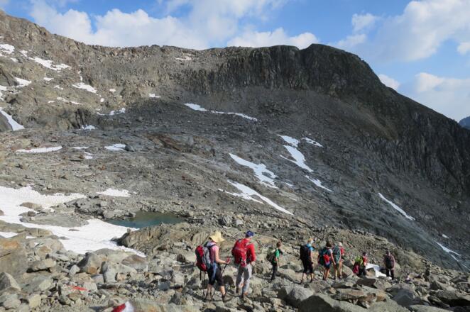 Rechts der Gipfel des Aperen Turm. Links der Bildmitte führt der Steig durch das Geröll.